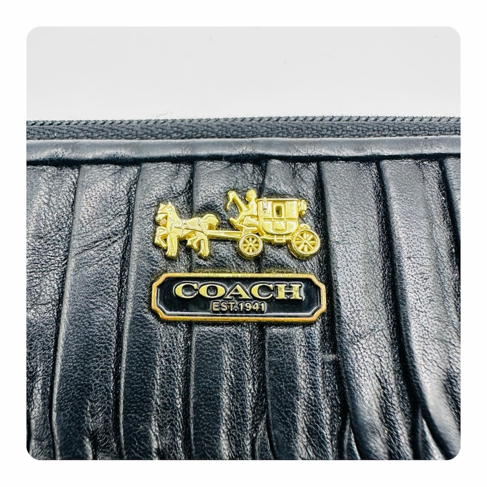 β
Coach Madison Gathered Twist Pleated Leather Wallet / Wristlet - Black/Gold β
- Picture 4 of 14